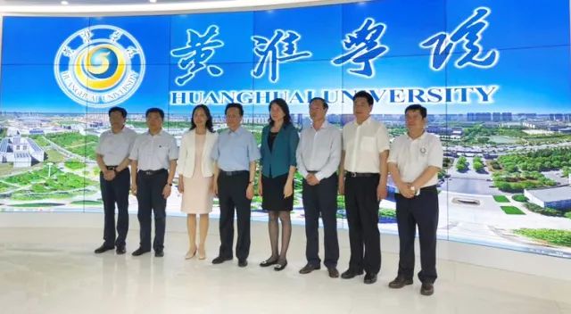 中華職業(yè)教育社理事長(zhǎng)陳昌智、河南省副省長(zhǎng)霍金花一行參觀展廳